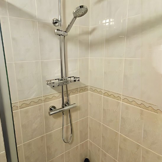 etagere suspendue sur barre vue entiere barre dans douche