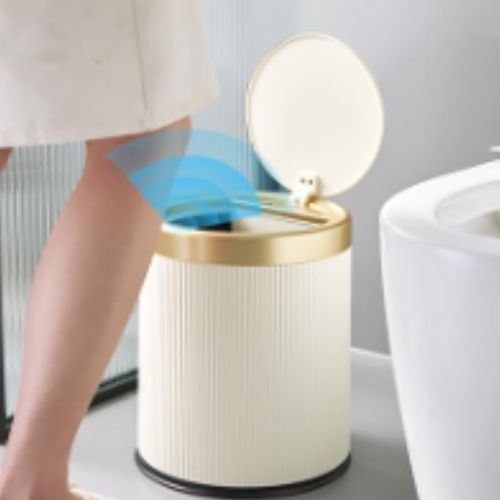 poubelle de salle de bain beige ouverture genou