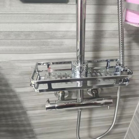 etagere suspendue sur barre vide dessus robinet