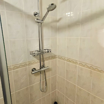 etagere suspendue sur barre vue entiere barre dans douche