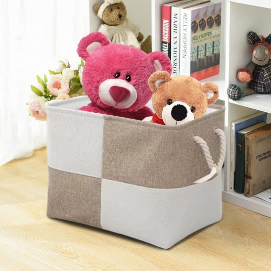 panier rangement beige blanc avec oursons devant etagere