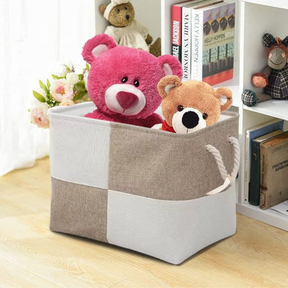 panier rangement beige blanc avec oursons devant etagere