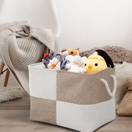 panier rangement beige blanc devant chaise coussins