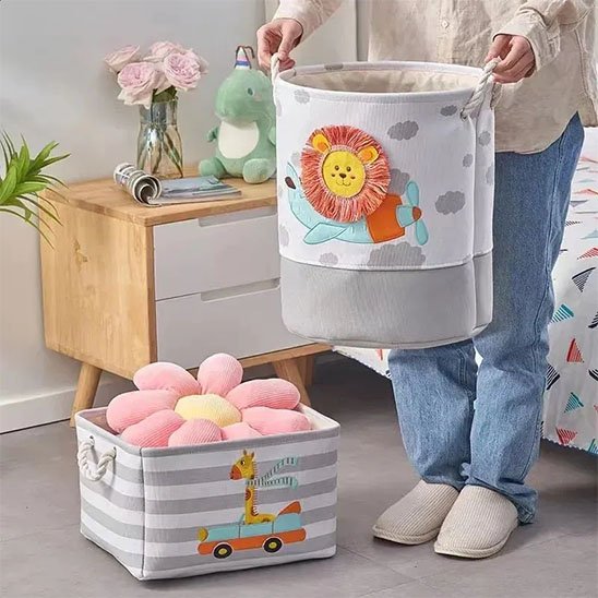 panier rangement deux lion rond tenu mains girafe carre sur sol