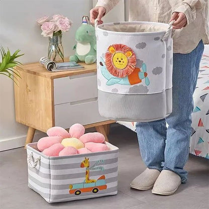 panier rangement deux lion rond tenu mains girafe carre sur sol