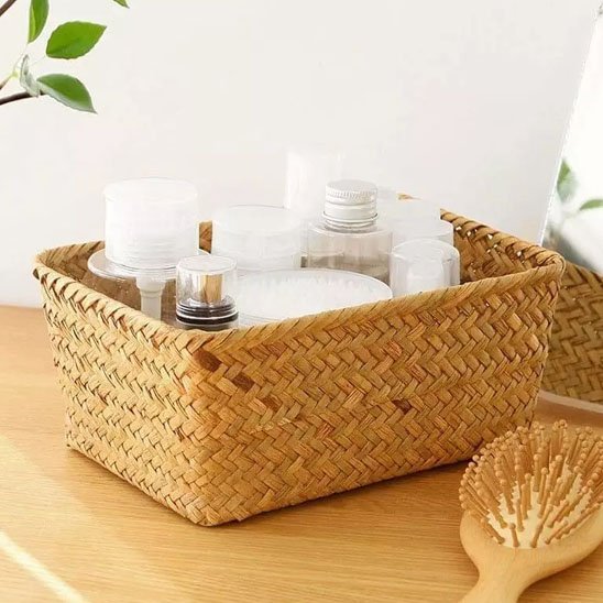 panier-rangement osier un derriere brosse cheveux plein flacons