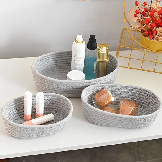 paniers de rangement trois bleus trois tailles produits beaute dedans