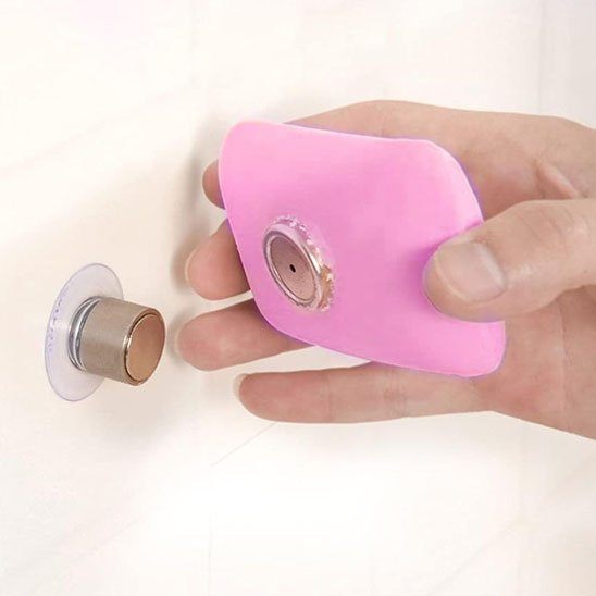 porte savon aimante presentation avec savon rose dans doigts