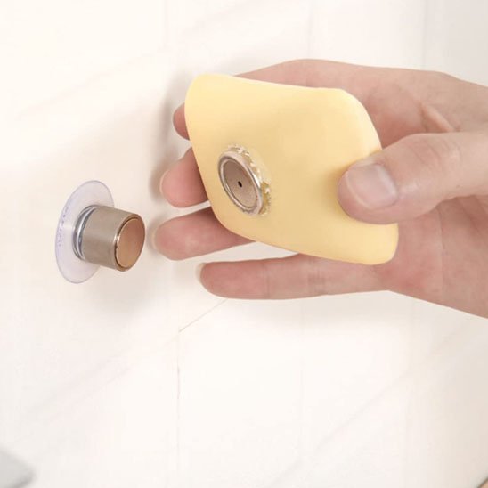 porte savon aimante presentation avec savon rose pale dans doigts