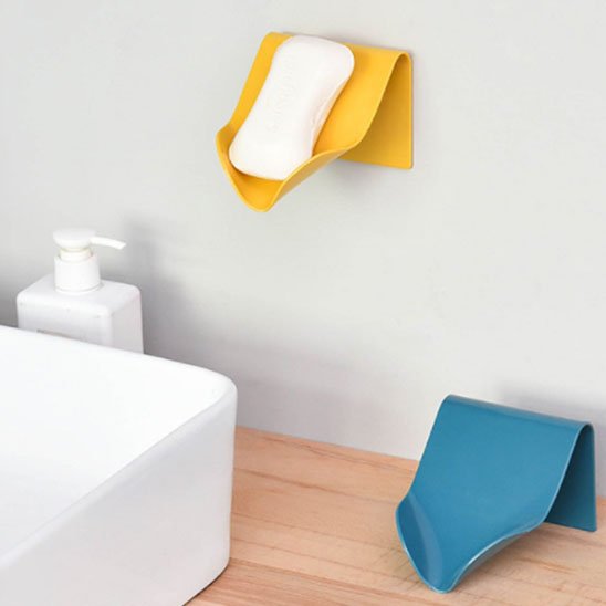 porte savon mural deux jaune fixe mur bleu pose droite lavabo