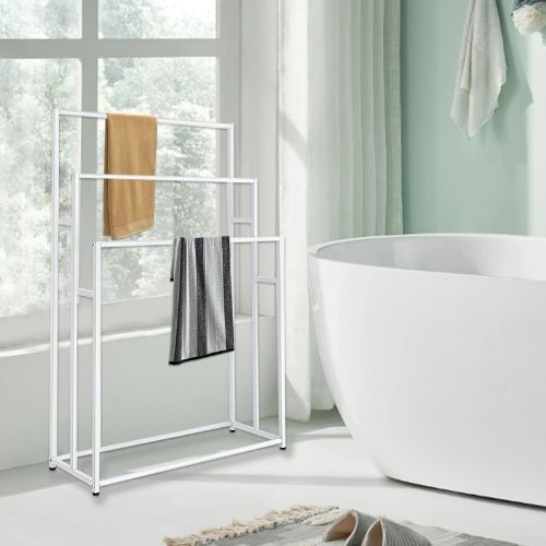 porte serviette blanc deux serviettes gauche baignoire