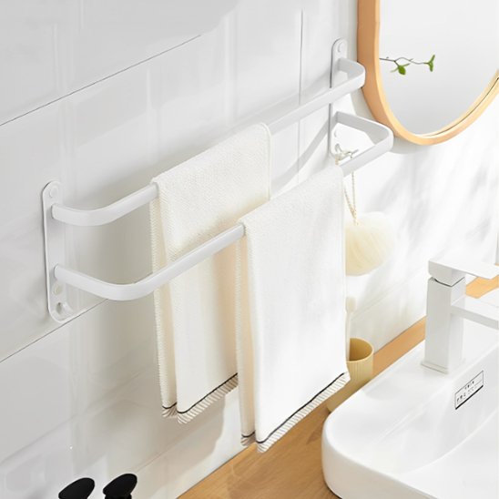 porte serviette mural deux serviettes blanches deux barres