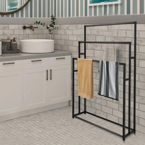 porte serviette noir deux serviettes cote lavabo