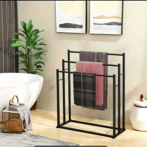 porte serviette noir trois serviettes cote baignoire