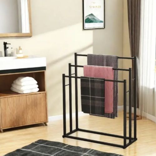 porte serviette noir trois serviettes cote lavabo