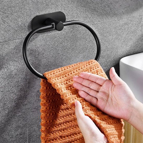 porte serviette salle de bain mural noir serviette orange deux mains dessus