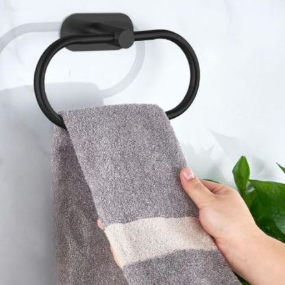 porte serviette salle de bain noir serviette grise dessus tenue main