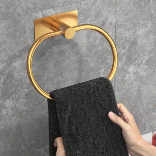 porte serviette salle de bain or serviette noire dessus tenue deux mains