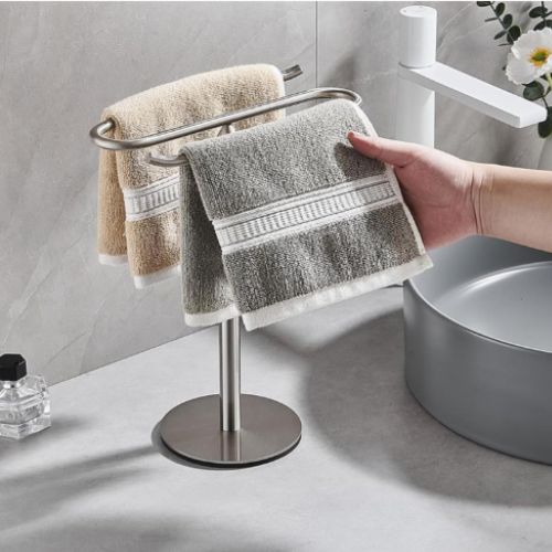 porte serviette salle de bain sur pied argent deux serviettes