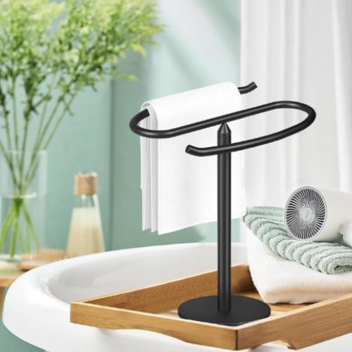 porte serviette salle de bain sur pied noir serviette blanche