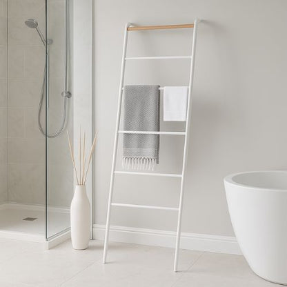 porte serviette sur pied blanc deux serviette entre douche baignoire