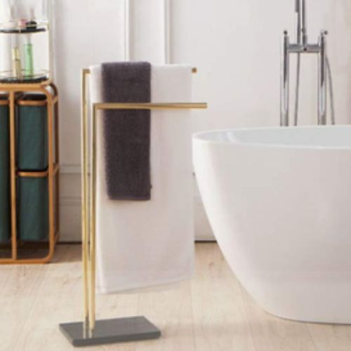 porte serviette sur pied dore deux serviettes vue face