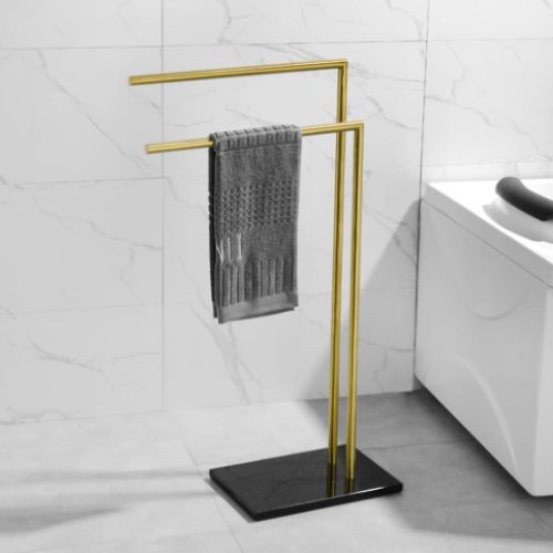 porte-serviette-sur-pied-dore-une-serviette-grise-vers gauche