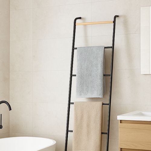 porte serviette sur pied noir droite baignoire gauche lavabo deux serviettes dessus