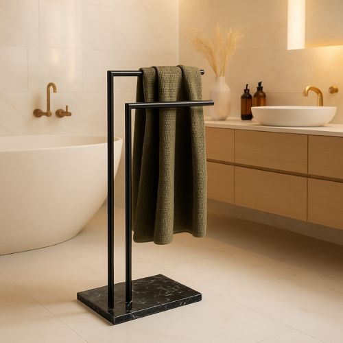 porte serviette sur pied noir une serviette devant baignoire