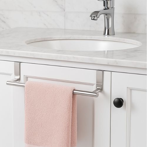 porte serviettes dessus serviette rose sous lavabo