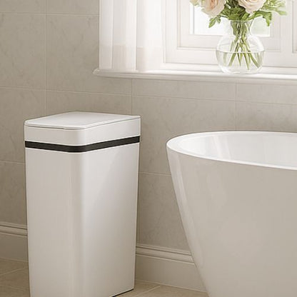 poubelle de salle bain blanche devant fenetre