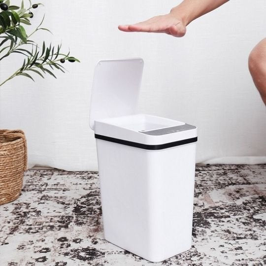 poubelle de salle bain blanche main au dessus