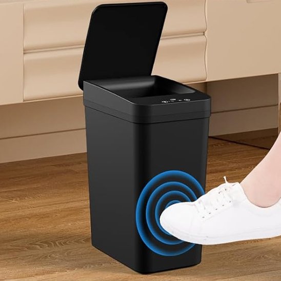 poubelle de salle bain noire ouverte pied devant