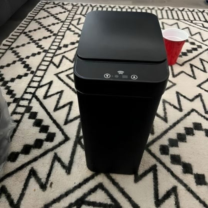 poubelle de salle bain noire sur tapis