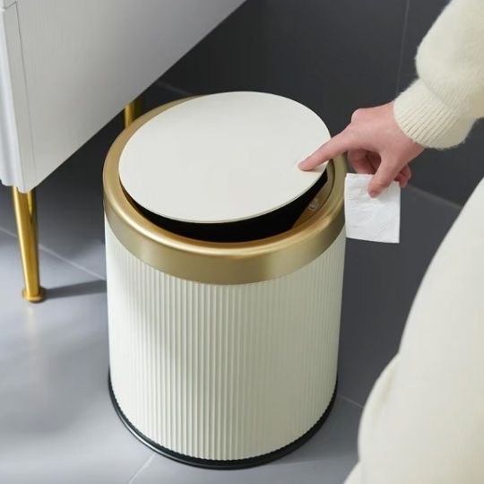 poubelle de salle de bain beige main met coton dedans