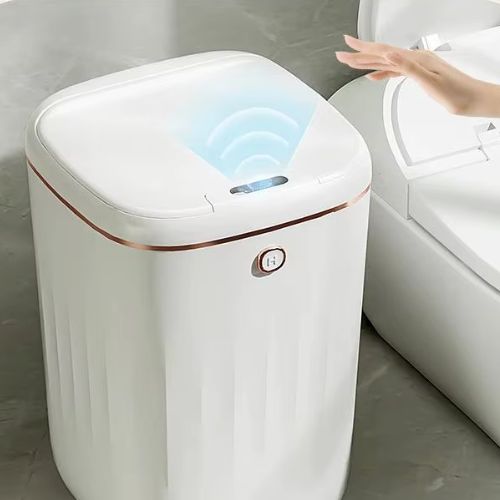 poubelle salle de bain main approchant detecteur